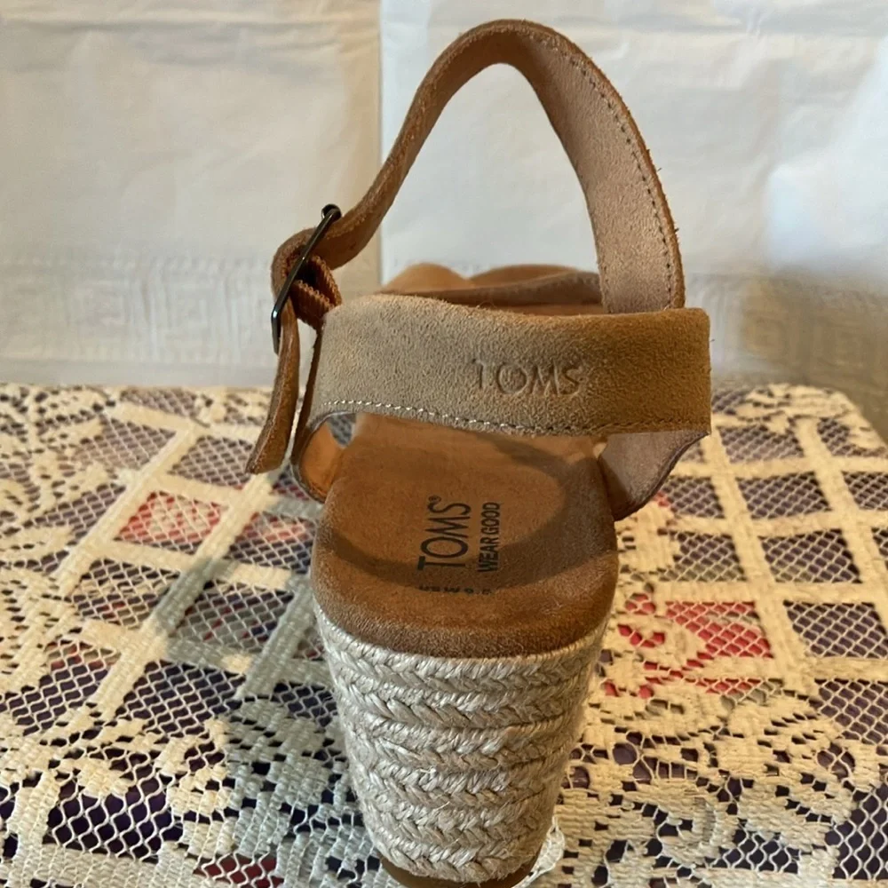 TOMS Women’s Honey Suede Wedge Sandals Sz 9 1/2 Leather Upper Ankle Strap GUC